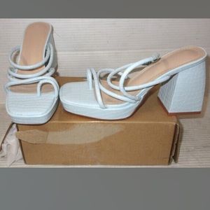 RILISTA WOMEN'S CHUNKY STRAPPY BLOCK HEELED SANDALS NEW IN BOX SIZE 6